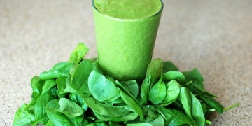 Spinach juice with celery and carrot to cleanse the body|jugo-detox-apio-y-espinaca