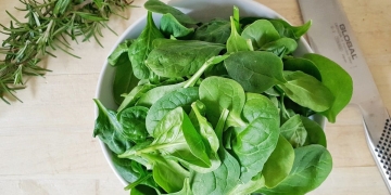 spinach rich in potassium and iron